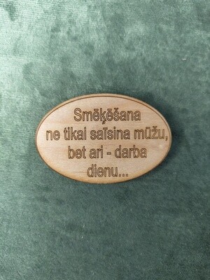 Koka magnēts ar sakāmvārdiem "Smēķēšana ne tikai saīsina mūžu, bet arī - darba dienu"