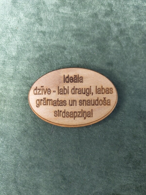 Koka magnēts ar sakāmvārdiem &quot;Ideāla dzīve - labi draugi, labas grāmatas un snaudoša sirdsapziņa!&quot;