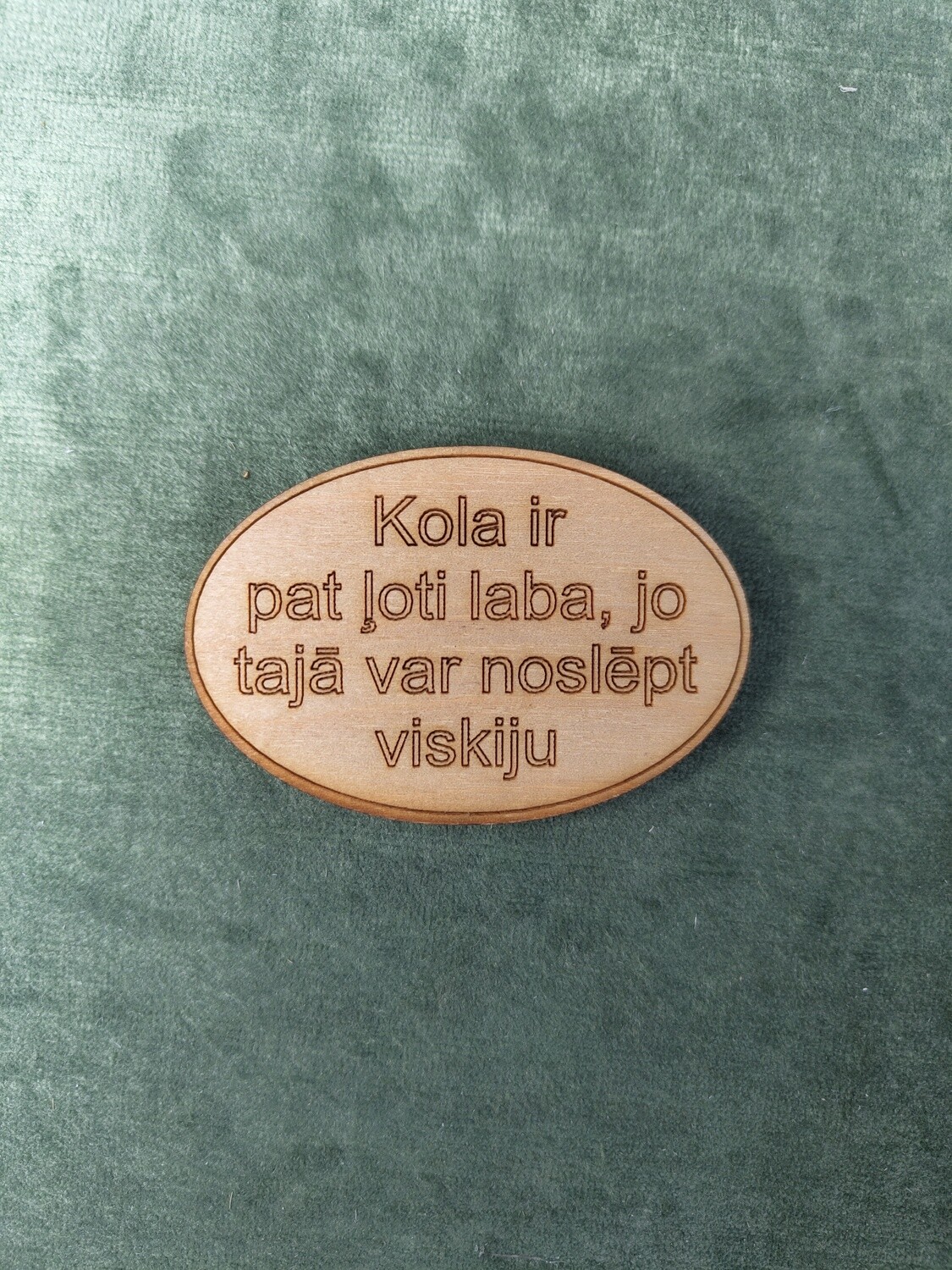 Koka magnēts ar sakāmvārdiem &quot;Kola ir pat ļoti laba, jo tajā var noslēpt viskiju&quot;