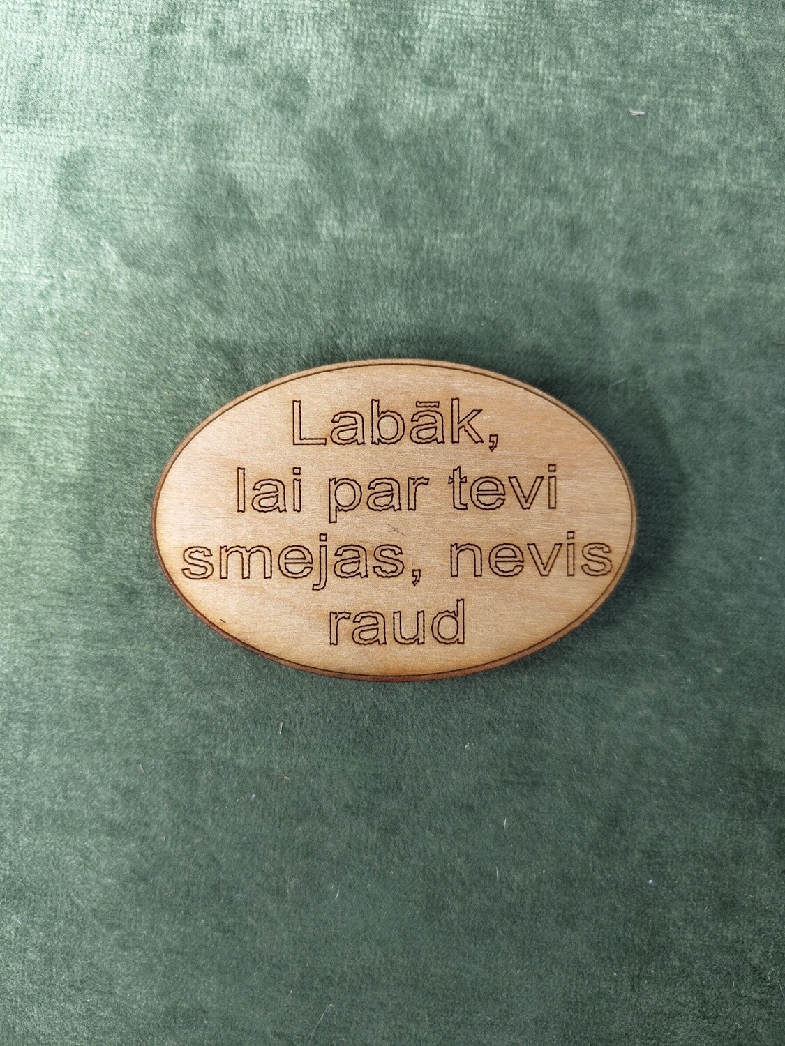 Koka magnēts ar sakāmvārdiem &quot;Labāk, lai par tevi smejas, nevis raud&quot;