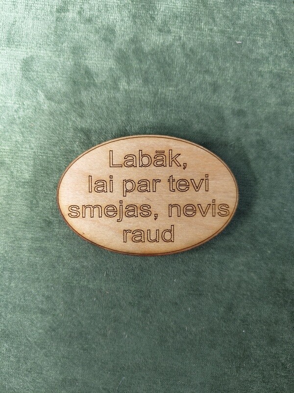 Koka magnēts ar sakāmvārdiem &quot;Labāk, lai par tevi smejas, nevis raud&quot;
