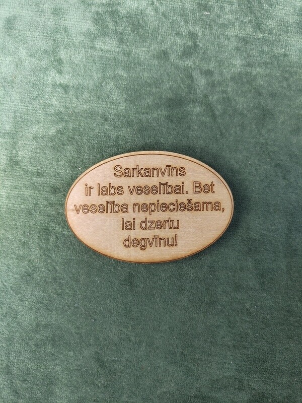 Koka magnēts ar sakāmvārdiem &quot;Sarkanvīns ir labs veselībai. Bet veselība nepieciešama, lai dzertu degvīnu!&quot;