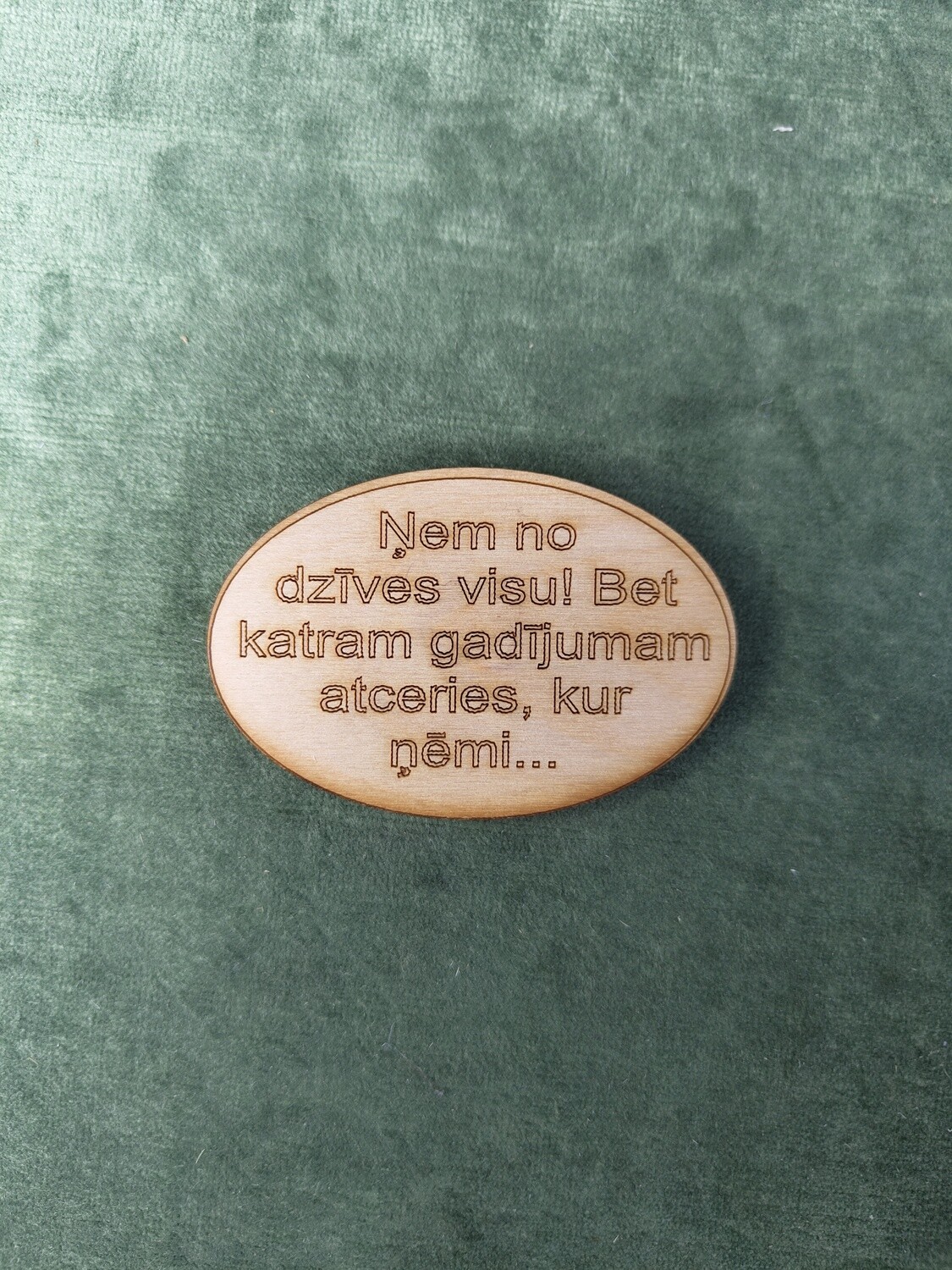 Koka magnēts ar sakāmvārdiem &quot;Ņem no dzīves visu! Bet katram gadījumam atceries, kur ņēmi&quot;