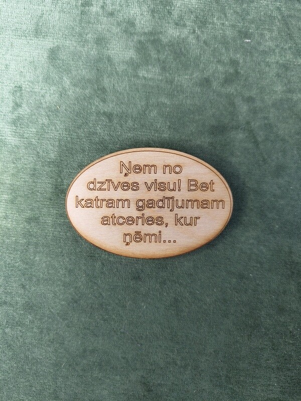 Koka magnēts ar sakāmvārdiem &quot;Ņem no dzīves visu! Bet katram gadījumam atceries, kur ņēmi&quot;