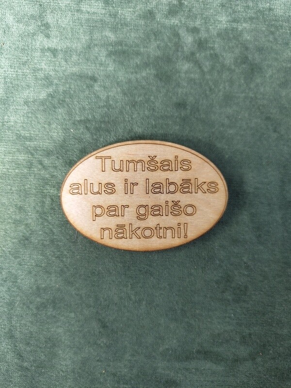 Koka magnēts ar sakāmvārdiem &quot;Tumšais alus ir labāks par gaišo nākotni!&quot;