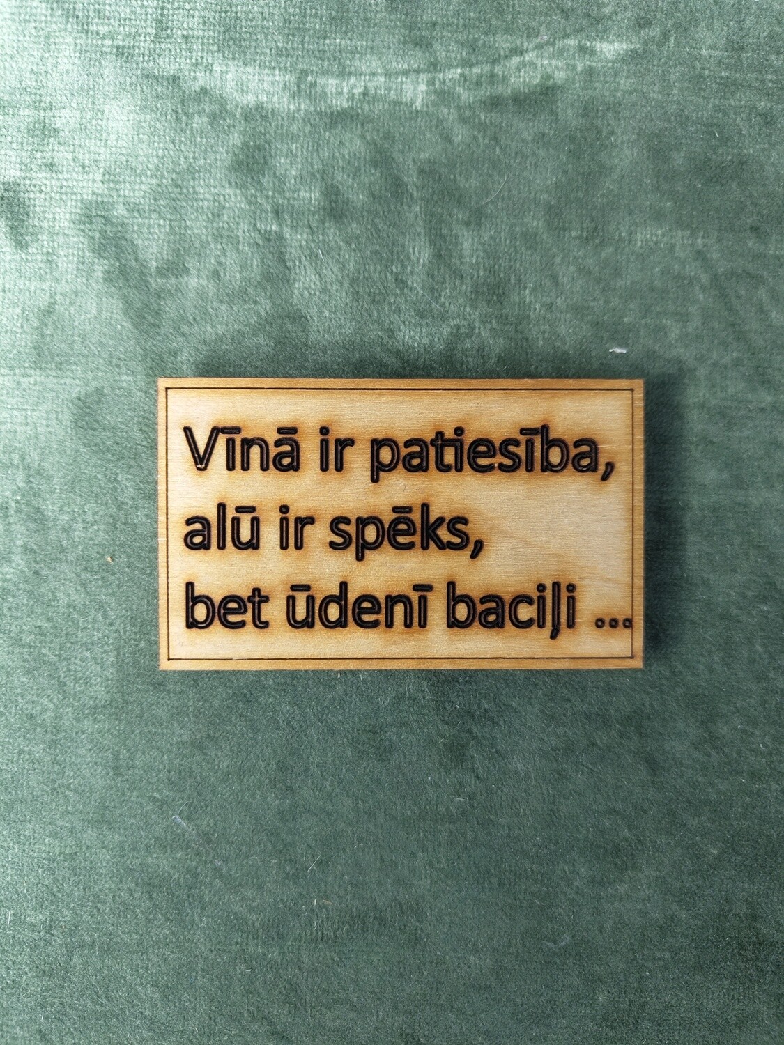 Koka magnēts ar sakāmvārdiem &quot;Vīnā ir patiesība, alū ir spēks, bet ūdenī baciļi&quot;