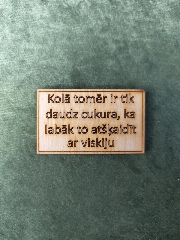 Koka magnēts ar sakāmvārdiem &quot;Kolā tomēr ir tik daudz cukura, ka labāk to atšķaidīt ar viskiju&quot;