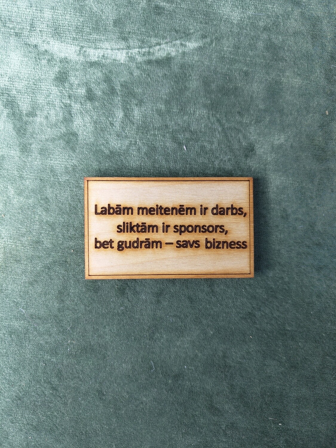 Koka magnēts ar sakāmvārdiem &quot;Labām meitenēm ir darbs, sliktām ir sponsors, bet gudrām - savs bizness&quot;