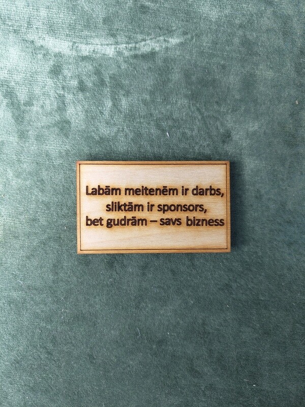 Koka magnēts ar sakāmvārdiem &quot;Labām meitenēm ir darbs, sliktām ir sponsors, bet gudrām - savs bizness&quot;