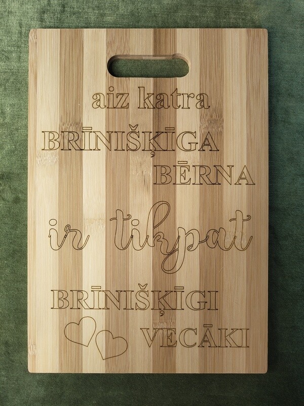 Virtuves dēlis 28x18 &quot;Aiz katra brīnišķīga bērna ir tikpat brīnišķīgi vecāki&quot;