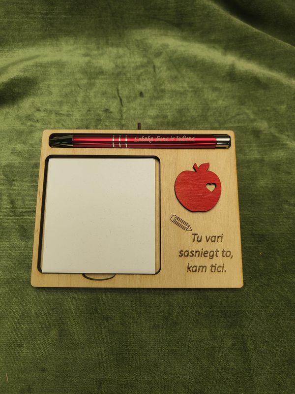 Koka kaste ar piezīmju papīru &quot;Tu vari sasniegt to, kam tici&quot;