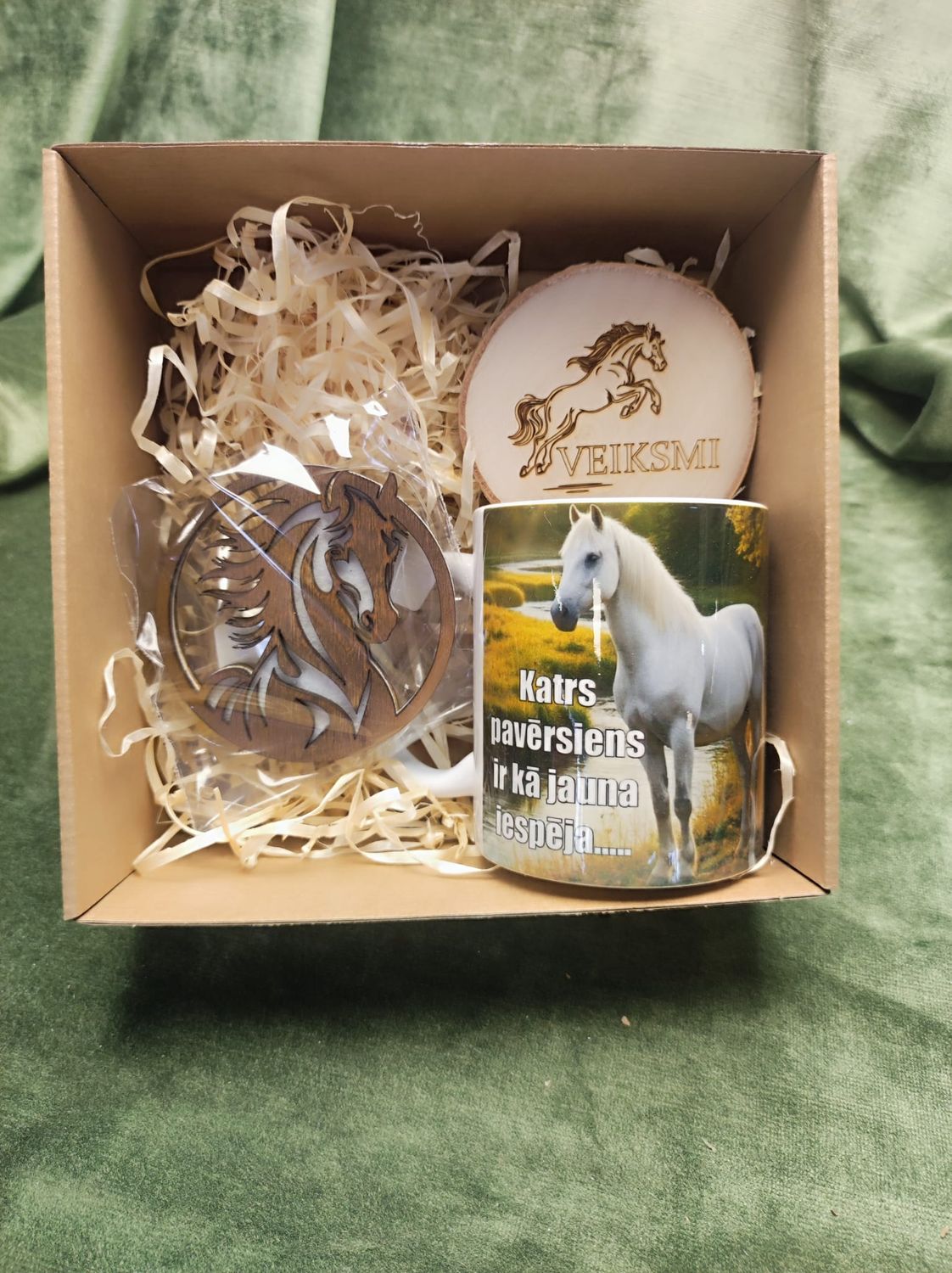 Katrs pavērsiens ir kā jauna iespēja-balts zirgs