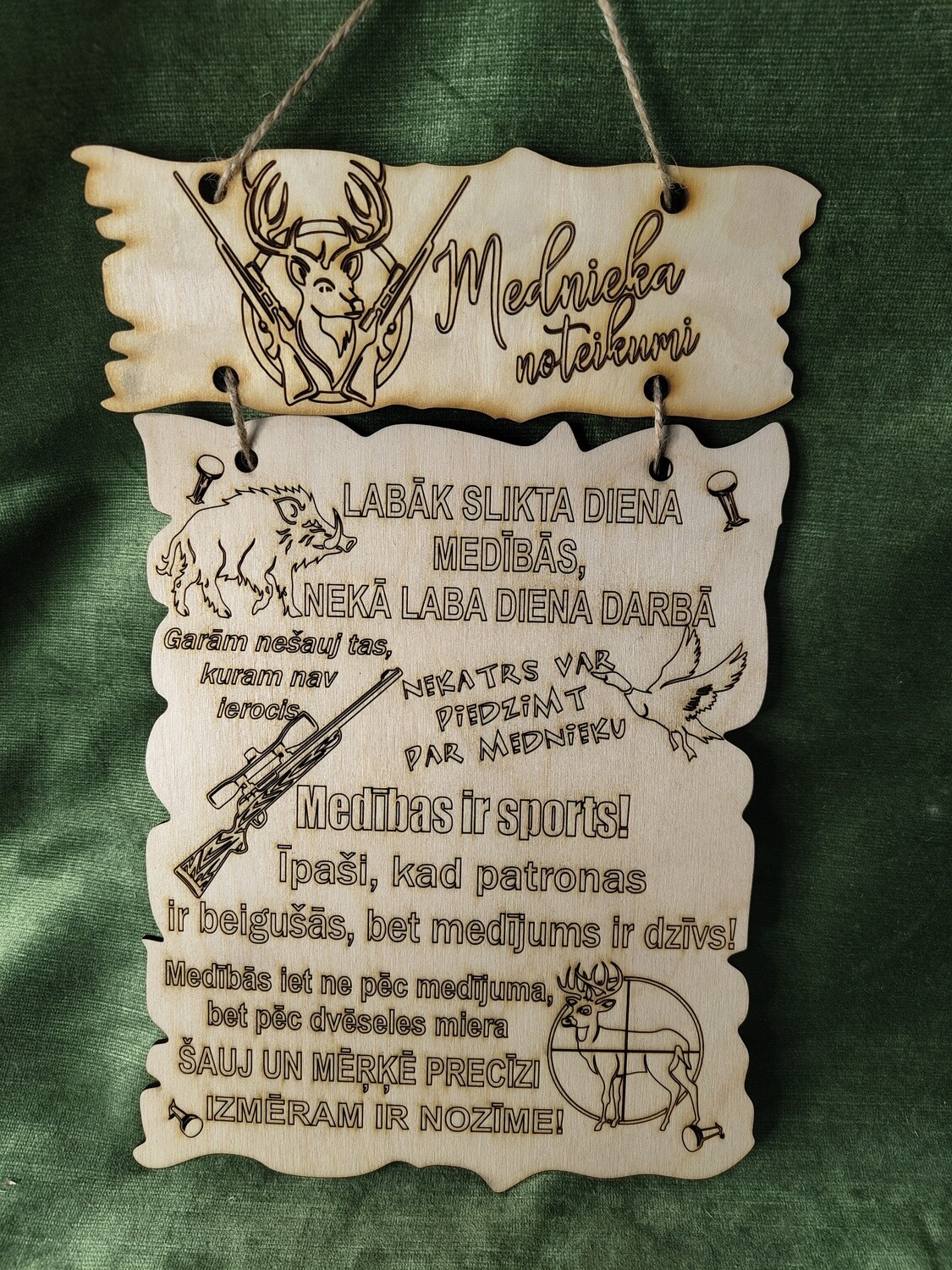 Plāksne ar uzrakstu "Mednieka noteikumi"