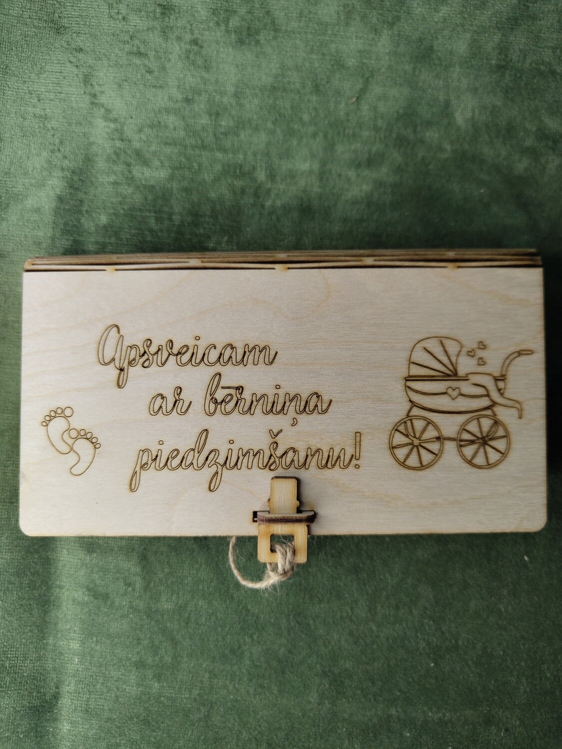 Naudas kaste ar atslegu "Apsveicam ar bērniņa piedzimšanu!"