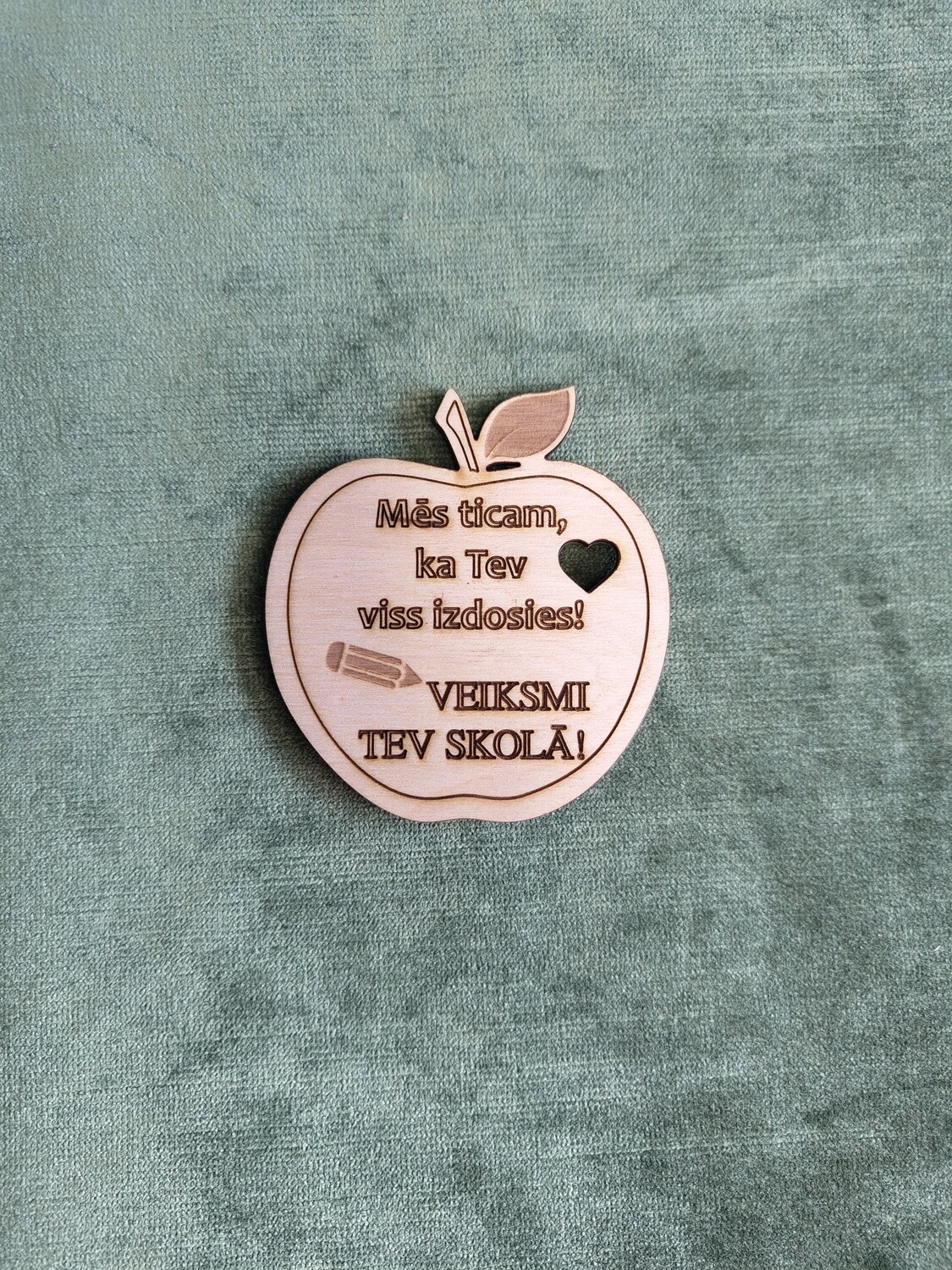 Koka magnēts "Mēs ticam, ka Tevi viss izdosies! Veiksmi tev skolā!"
