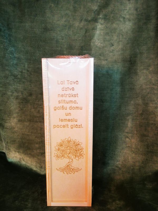 Kaste vīnam ar striķīti "Lia Tavā dzīvē netrūkst situma"