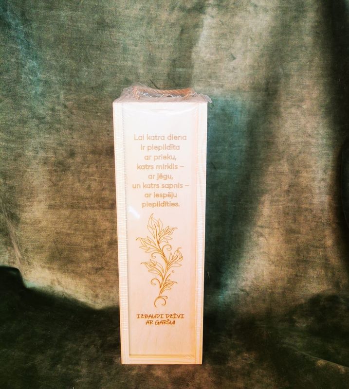 Kaste vīnam ar striķīti "IZBAUDI DZĪVI AR GARŠU!"