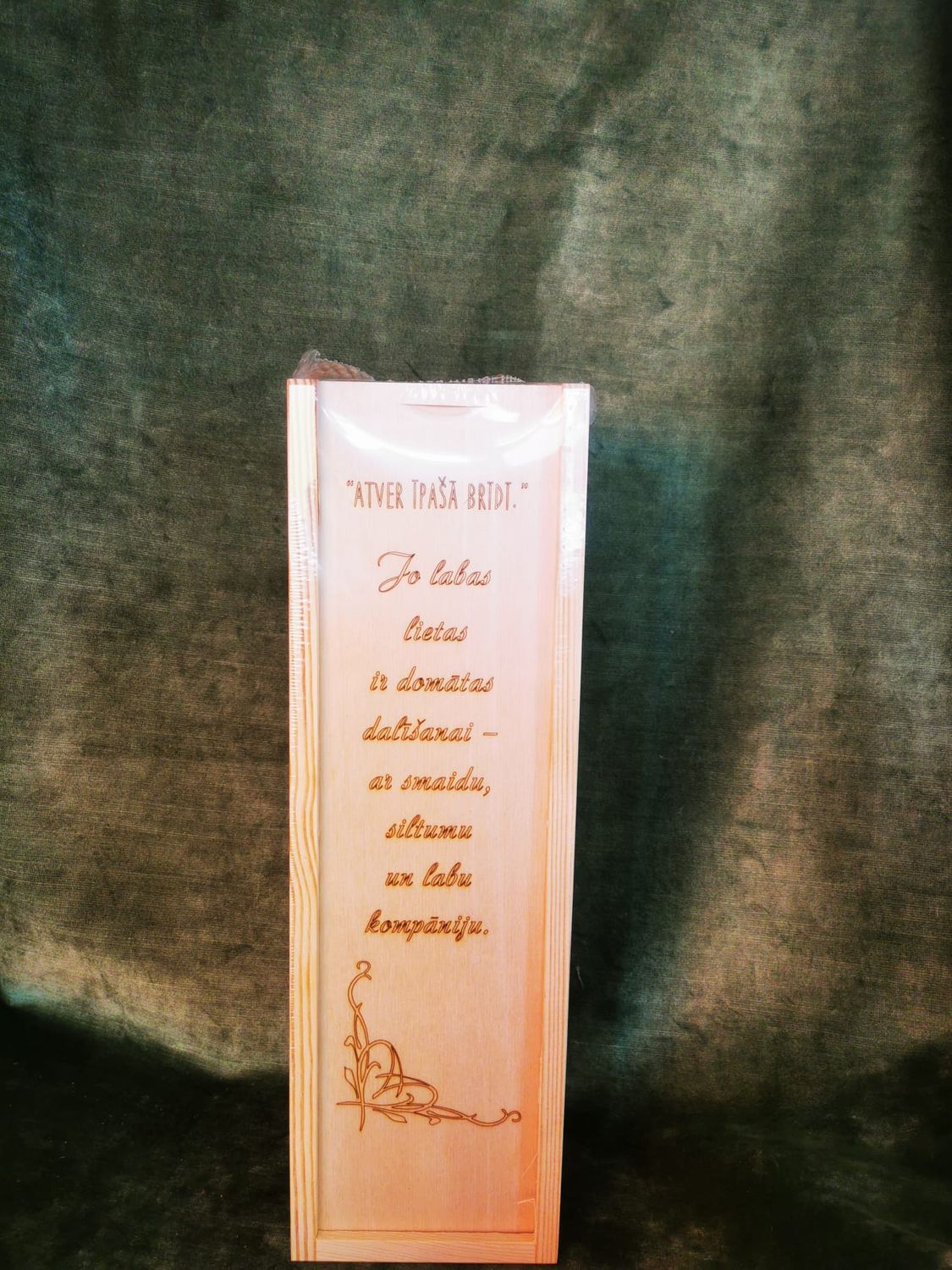 Kaste vīnam ar striķīti "ATVER ĪPAŠĀ BRĪDĪ"