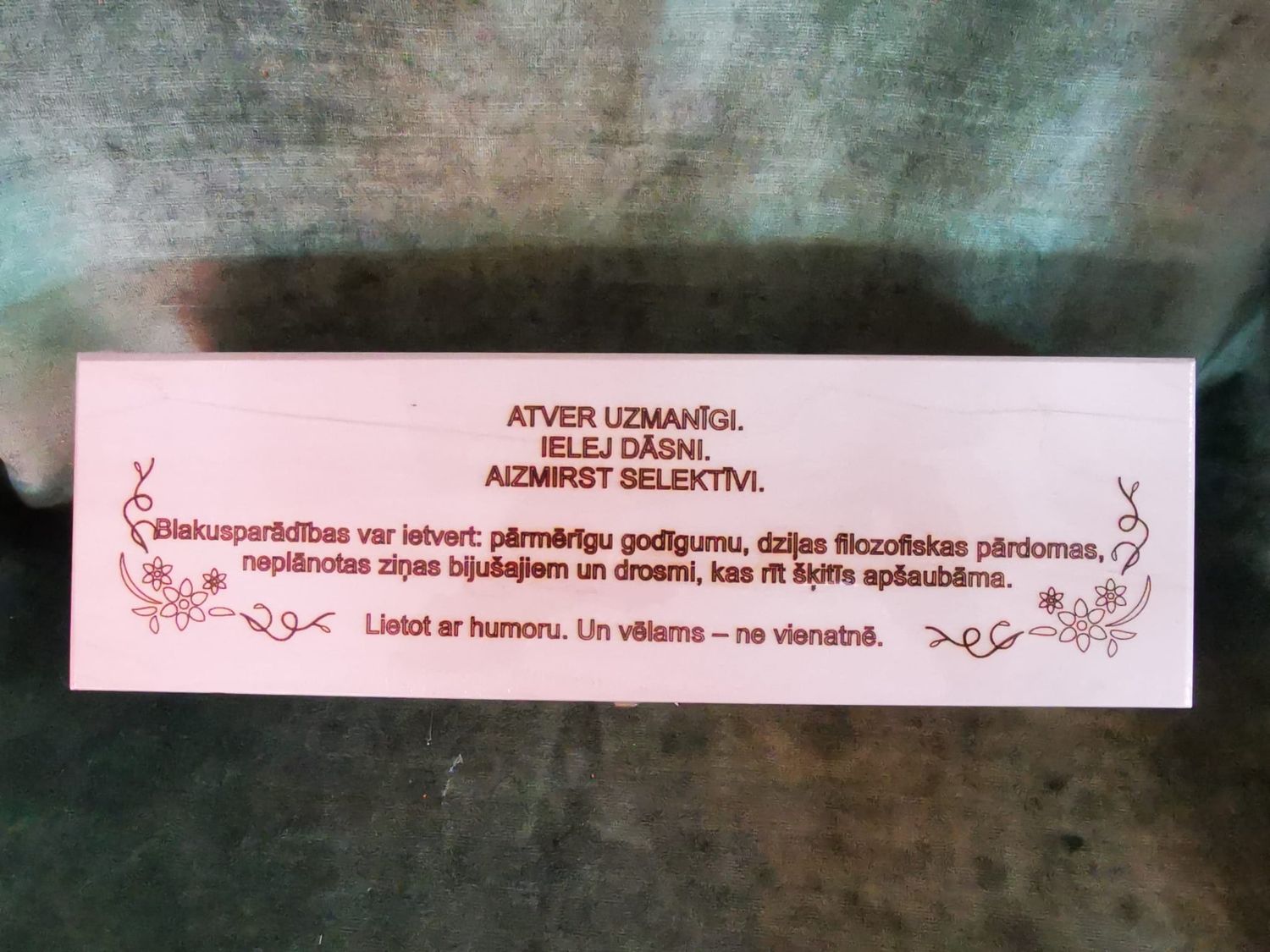 Kaste vīnam ar aizbīdni "ATVER UZMANĪGI"