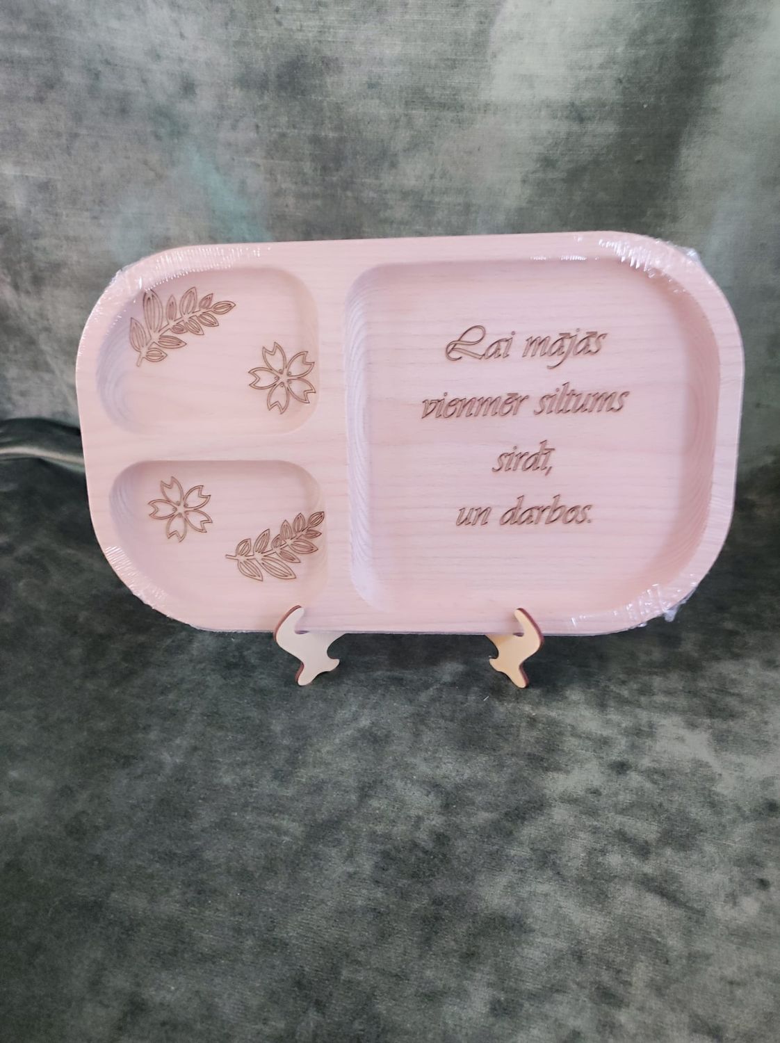 Koka trauks ''Ļai mājās vienmēr siltums sirdī''