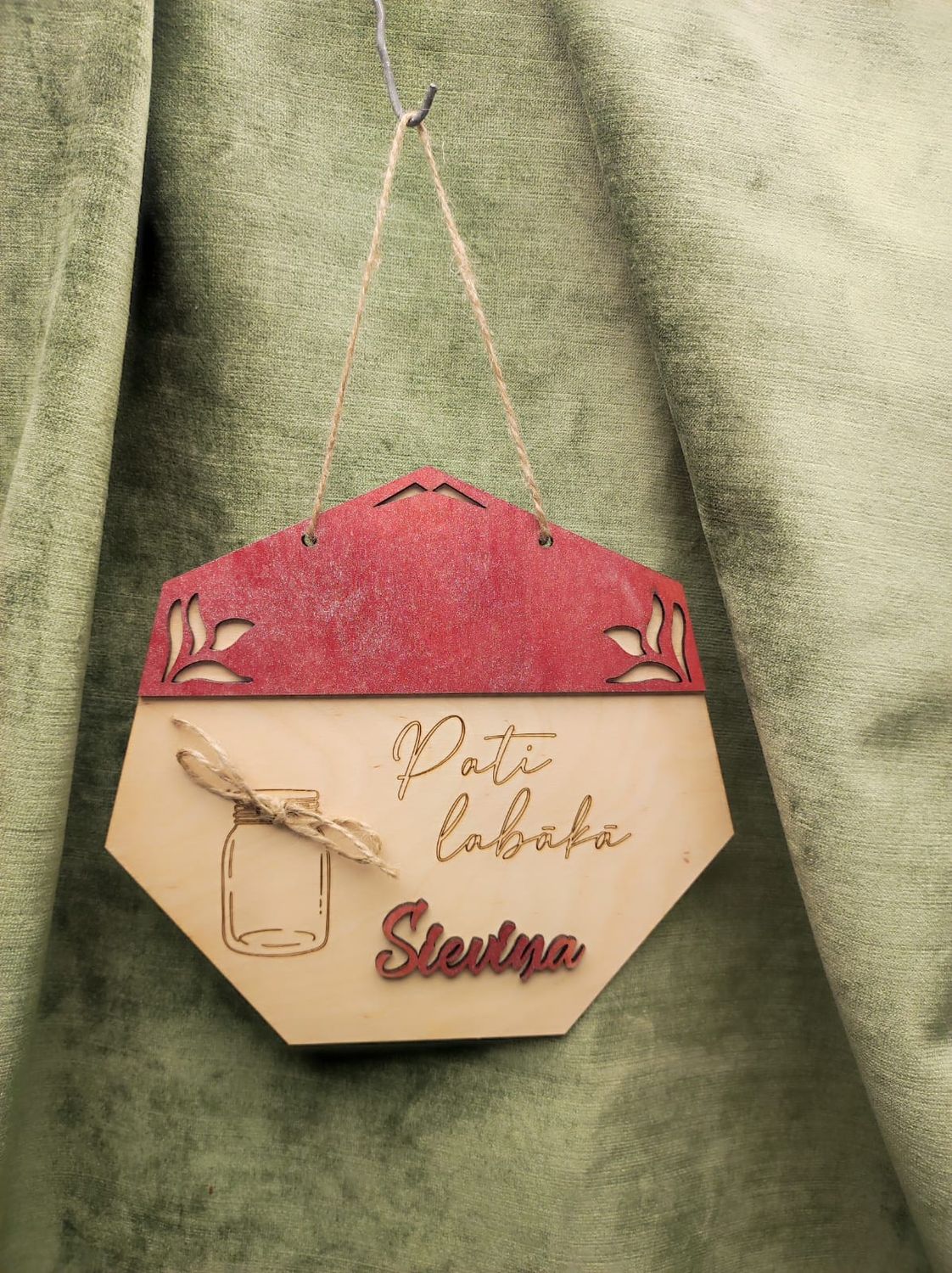 Sienas dekors krāsaini ''Sieviņa''