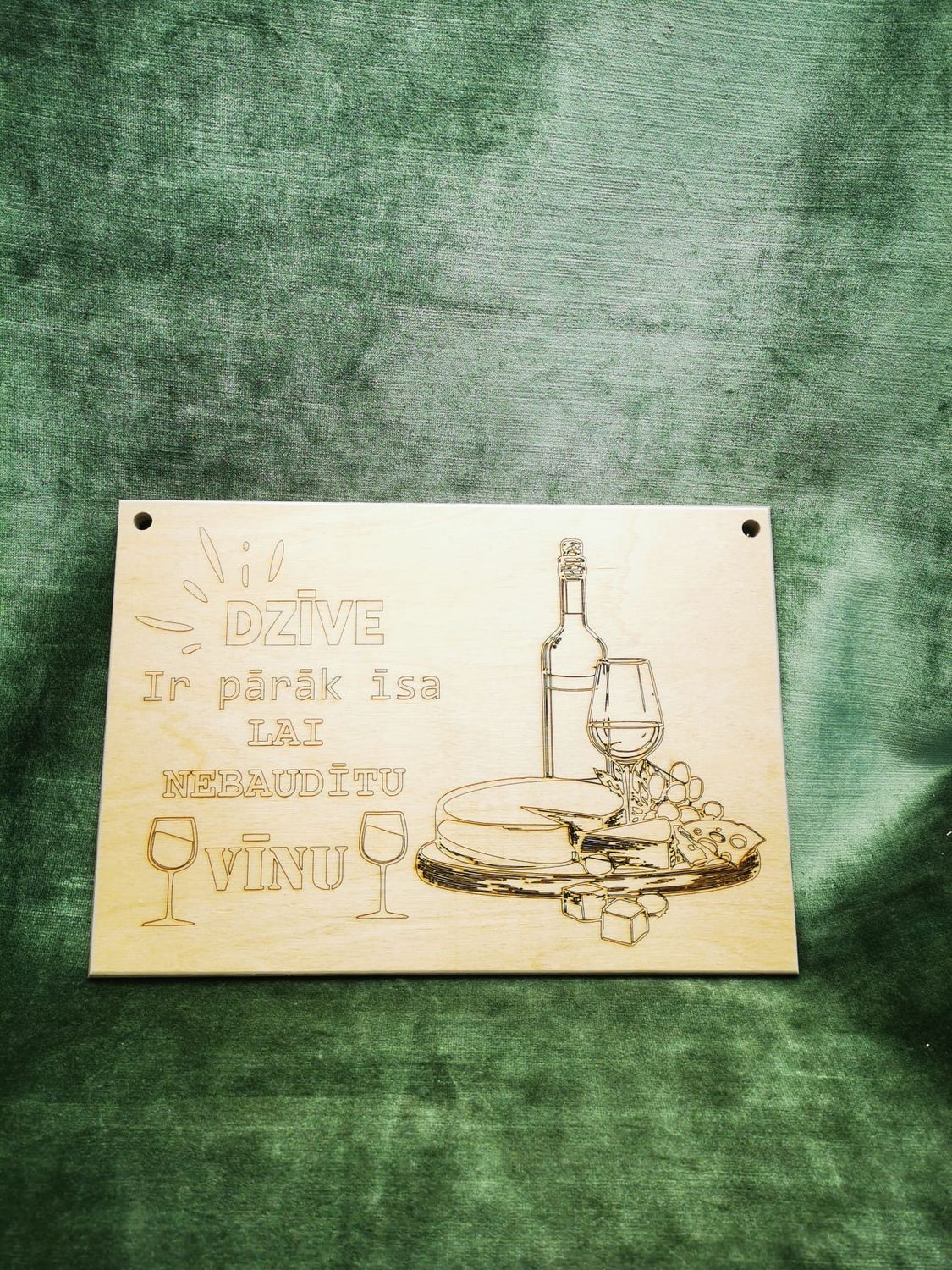 Plāksne ar uzrakstu ''Dzīve ir pārāk īsa lai nebaudītu vīnu''
