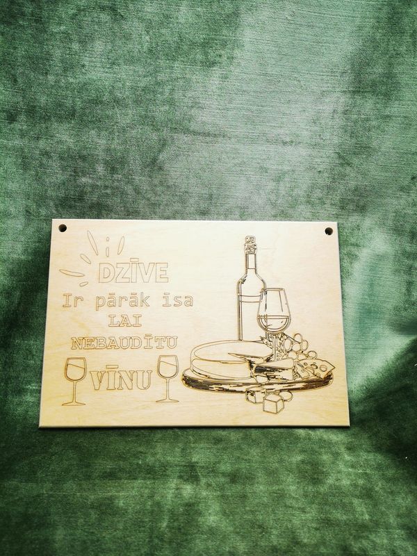 Plāksne ar uzrakstu ''Dzīve ir pārāk īsa lai nebaudītu vīnu''