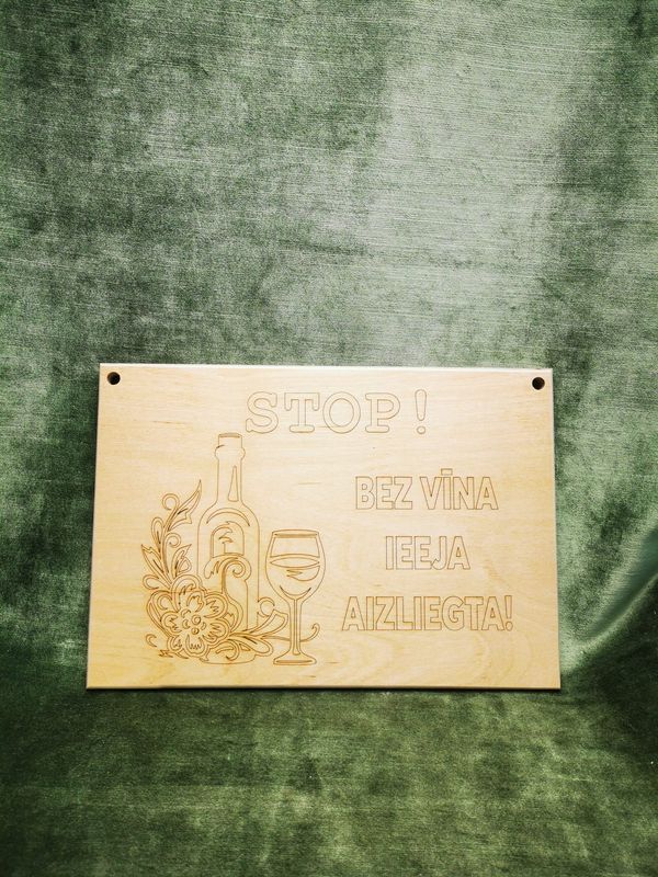 Plāksne ar uzrakstu ''Stop! Bez vīna ieeja aizliegta!''