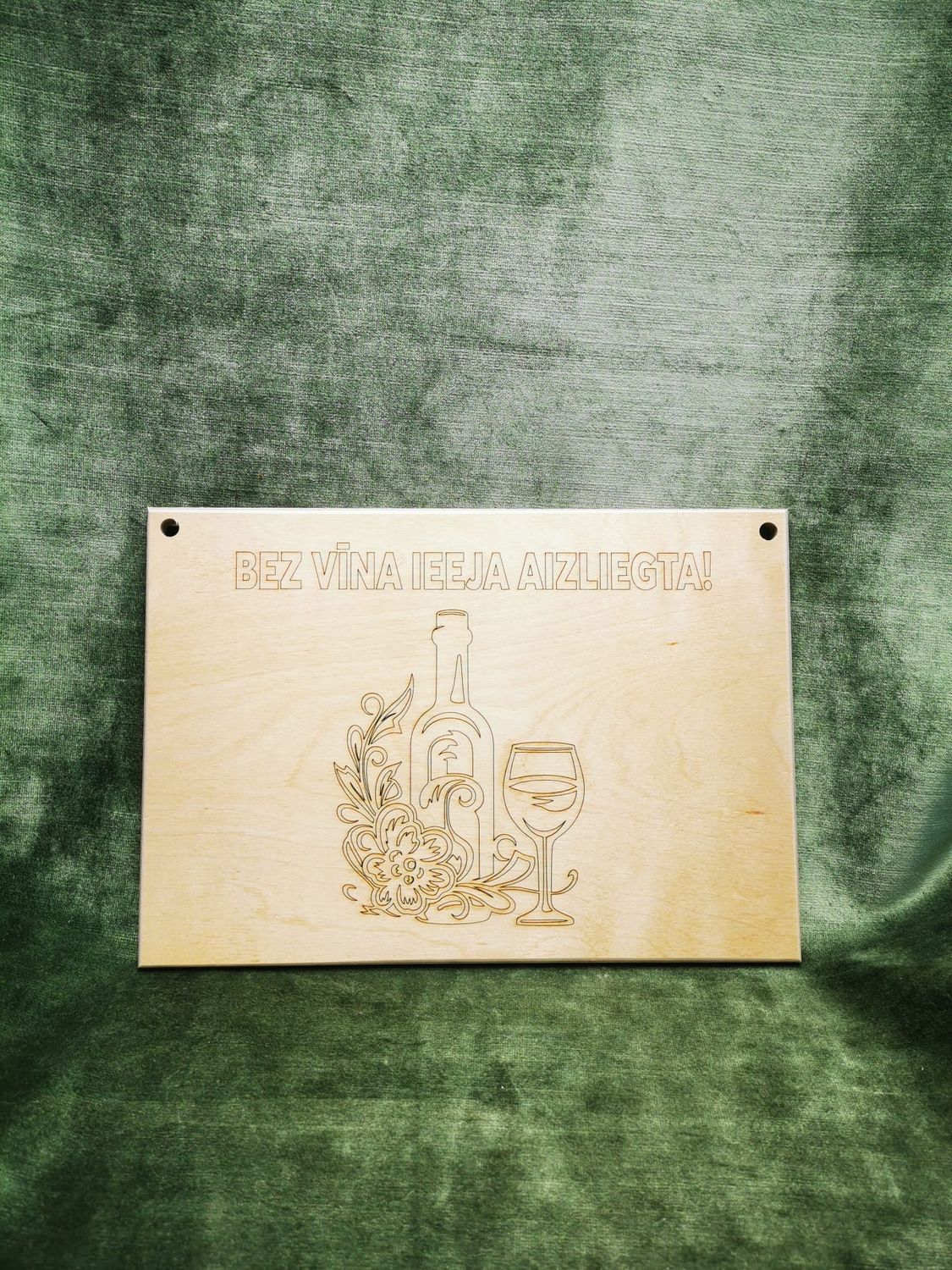 Plāksne ar uzrakstu ''Bez vīna ieeja aizliegta!''