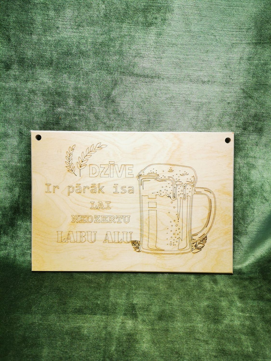 Plāksne ar uzrakstu ''Dzīve ir pārāk īsa lai nedzertu labu alu''