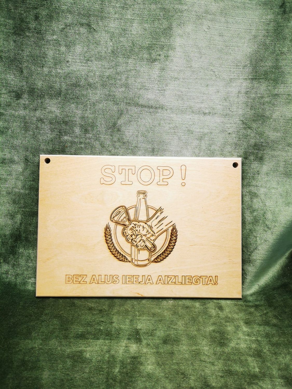 Plāksne ar uzrakstu ''Stop! Bez alus ieeja aizliegta!''