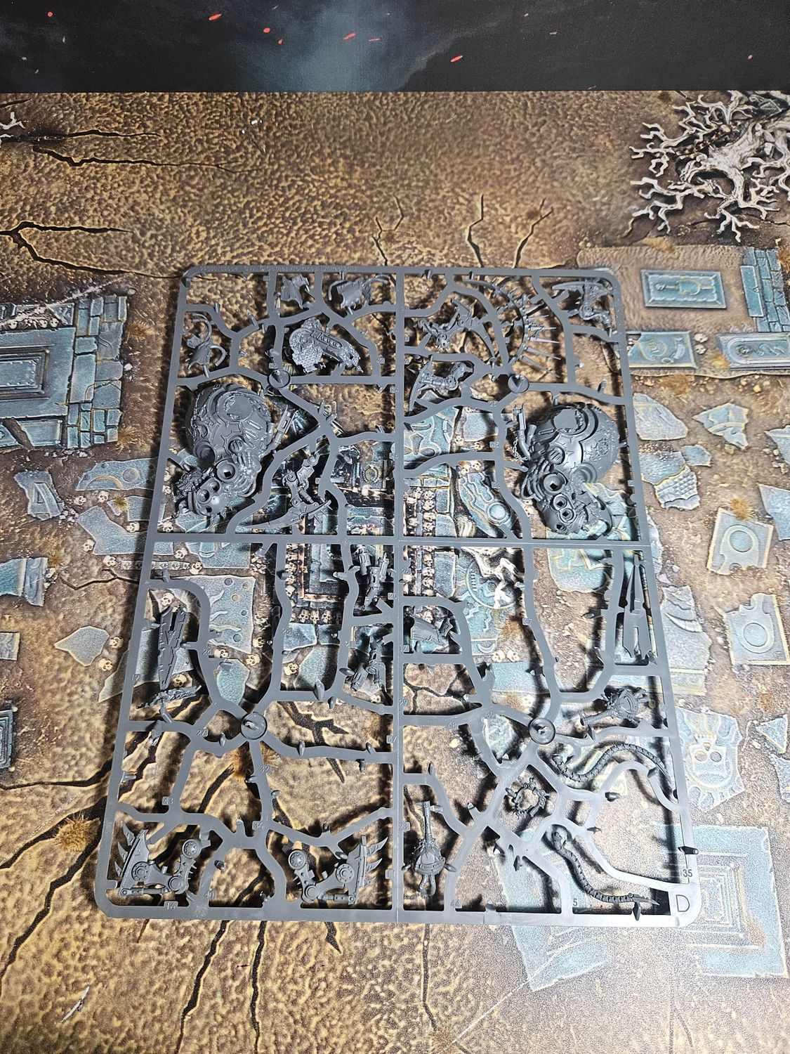 Chaos Space Marines: Venom Crawler on sprue with base