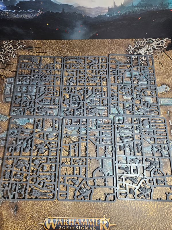 Chaos Space Marines: Havocs on sprue (no lascannons) w/ extra sprues