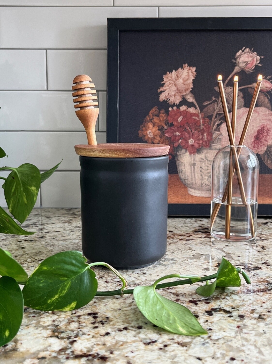 Boutique Honey jar w/wood lid & scoop