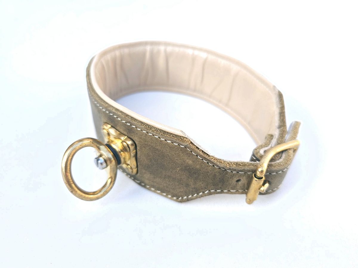 Blood tracking collar olive cream