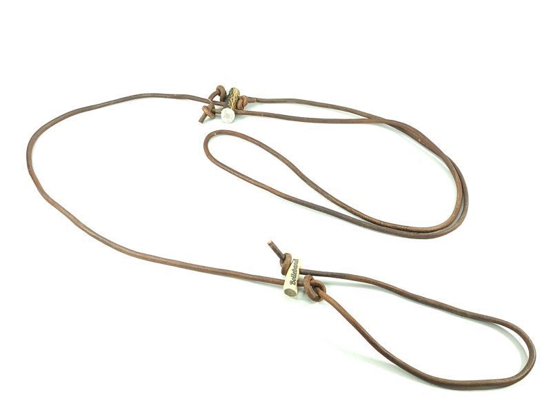 Stalking lead in brown round leather with horn toggles and an integrated collar