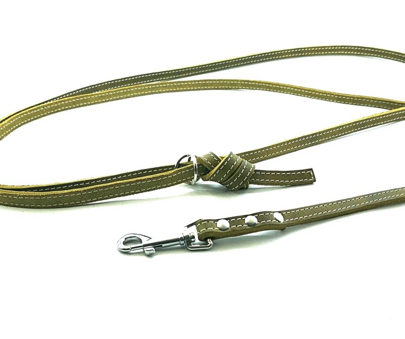 Shoulder leash in olive oiled leather, 1 cm wide, with cream stitching