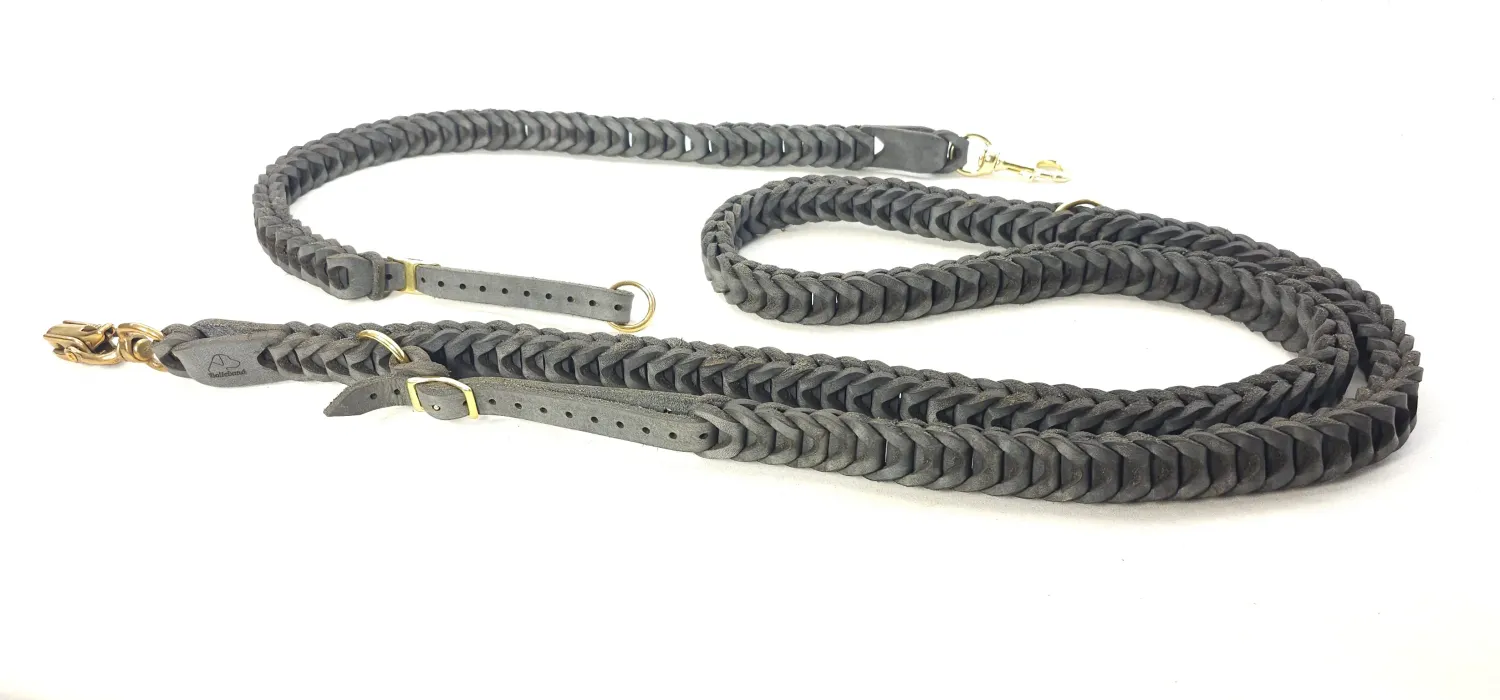 Shoulder leash in grey oiled leather with an unusual braid