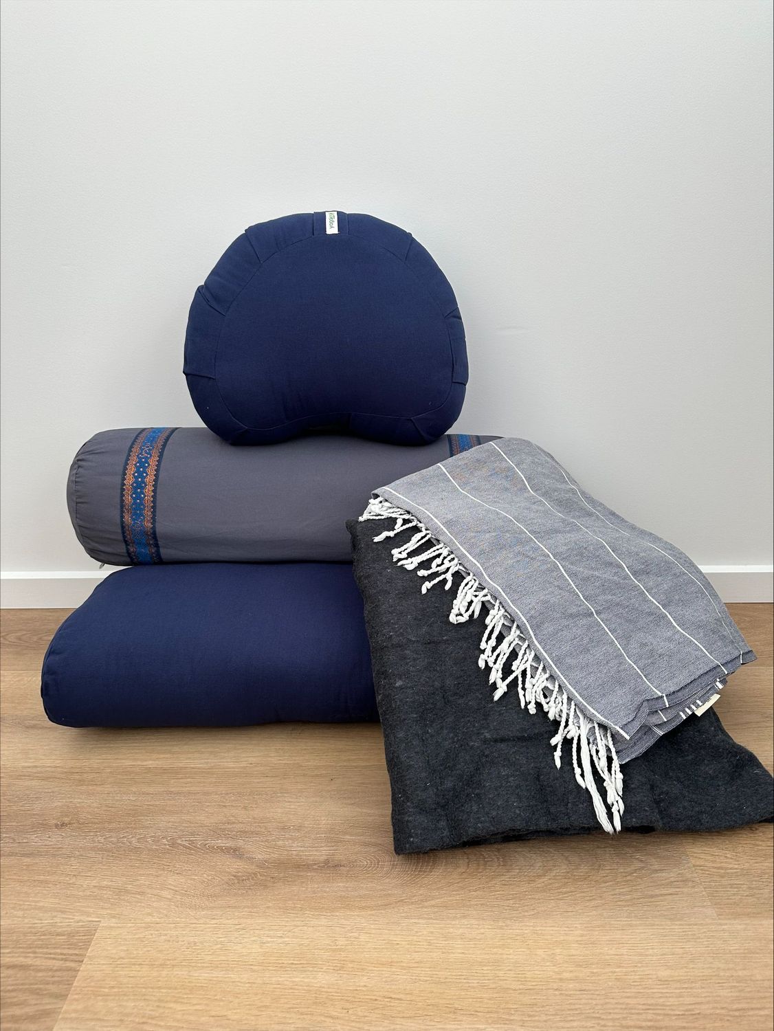Heavy weight yoga blanket grey