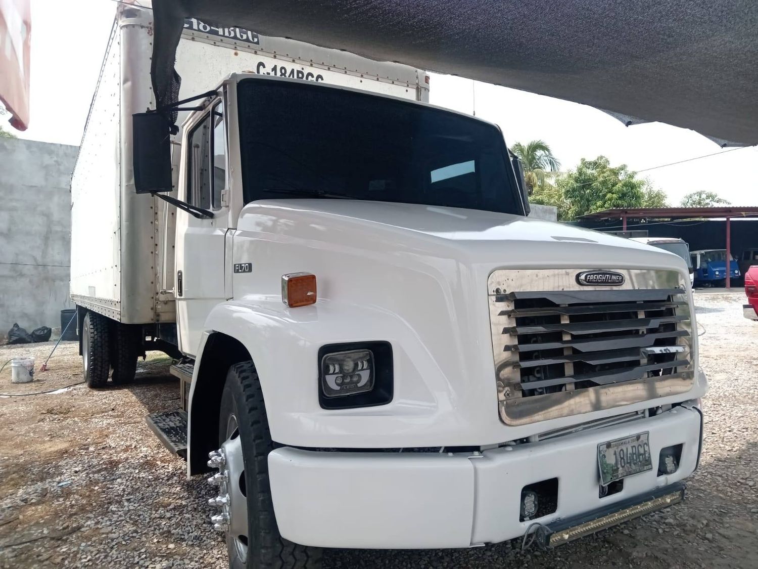 CAMION FURGÓN FREIGHTLINER FL70 MECÁNICO MODELO 1999