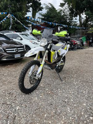 HUSQVARINA 701 MODELO 2016 DE AGENCIA