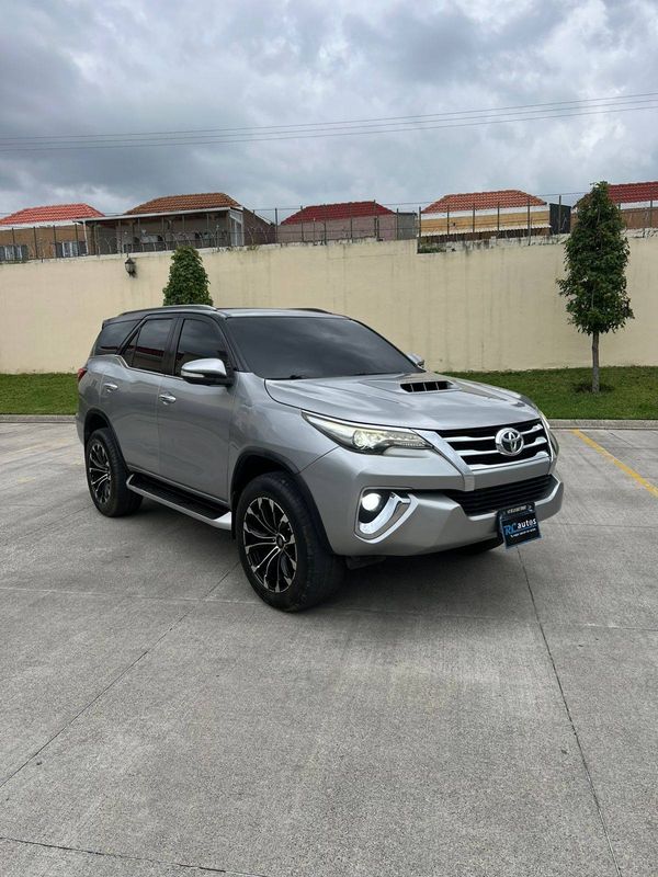 TOYOTA FORTUNER SRV 2017 AUTOMATICA 4X4 DE AGENCIA