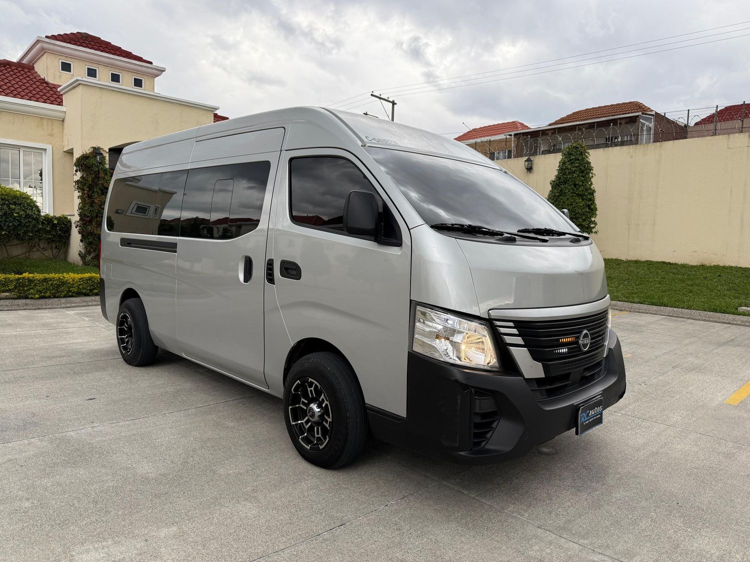 NISSAN URBAN NV350 TECHO ALTO MECANICA MODELO 2025 DE AGENCIA