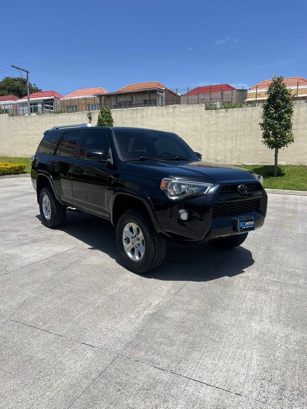 TOYOTA 4RUNNER SR5 4x4 MODELO 2015 AUTOMÁTICA DE 3 FILAS