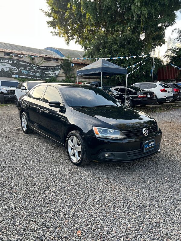 VOLKSWAGEN JETTA SEDAN DE AGENCIA MODELO 2014