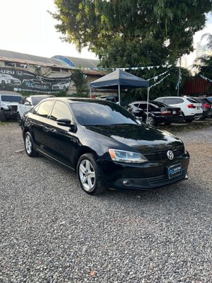 VOLKSWAGEN JETTA SEDAN DE AGENCIA MODELO 2014