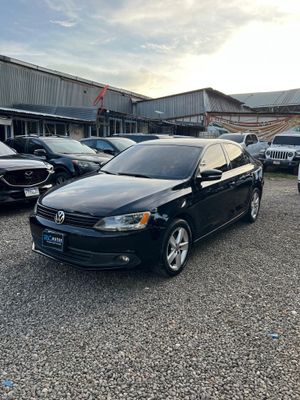 VOLKSWAGEN JETTA SEDAN DE AGENCIA MODELO 2014