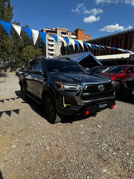 TOYOTA HILUX SRV MODELO 2023 4x4 MECÁNICO IMPECABLE