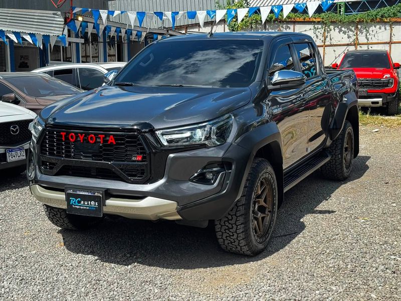 HERMOSO TOYOTA HILUX SR 2027 PARA KILOMETRAR, CONVERSIÓN GR AUTOMATICO DE AGENCIA, SOLO 300 KMS