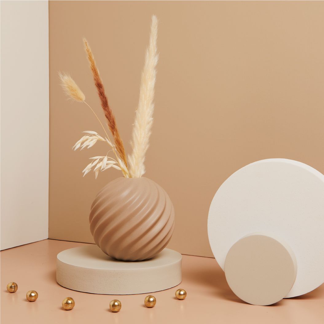 Claraluna - Vaso tondo beige onde con fiori 25005